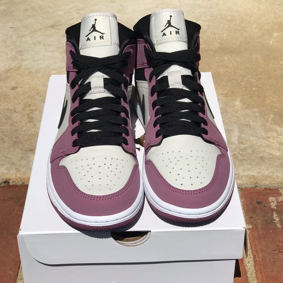 Air Jordan 1 SE Mid Mulberry (W) Size 7 & 8.5 Wmns - Picture 11 of 13